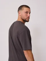 Remera verde agua lisa de corte holgado y mangas cortas.