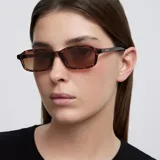 Lentes de sol con montura rectangular de diseño carey y cristales polarizados en tono marrón.