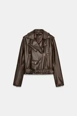 Cazadora biker de efecto piel en color marrón oscuro, con cuello de solapa, cierre frontal cruzado con cremallera, bolsillos laterales con cremallera y cinturón ajustable en el bajo.