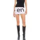 Minifalda blanca de tiro bajo, confeccionada en tejido de punto con estampado gráfico negro lateral con la palabra 'Energy'.