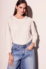 Remera color crudo de algodón y elastano, de corte recto y mangas 3/4.