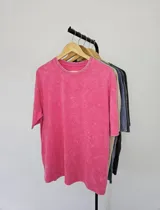 Remerón fucsia con efecto acid wash, cuello redondo y mangas cortas.