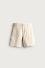 Bermuda relaxed fit color marrón con efecto lavado, cinco bolsillos, bolsillos frontales de carpintero y cierre frontal con cremallera y botón.