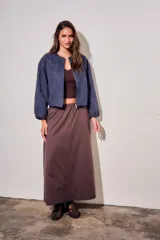 Falda midi de corte recto y diseño minimalista, confeccionada en algodón peinado. Presenta cintura elástica con frunces y un dobladillo ancho en la parte inferior.
