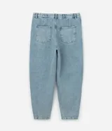 Pantalón de jean celeste, modelo balloon con cintura fija, trabillas, cierre tradicional, pliegues y bolsillos tipo cuchillo.