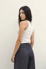 Pantalón de jean azul oscuro, de corte amplio y tiro alto.
