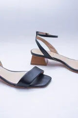 Sandalias color nude con taco de madera, capellada y forro 100% cuero.