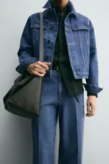Cazadora de denim de algodón con corte relajado, cuello solapa, cierre frontal de botones y mangas largas con puños abotonados. Presenta bolsillos de solapa en el pecho y bolsillos laterales de vivo, con un acabado de efecto lavado.