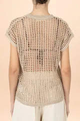 Top de tejido de punto con diseño de red, cuello redondo y mangas cortas, en color beige.