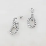 Par de aros colgantes de acero plateado con forma de gota, formados por pequeñas esferas.