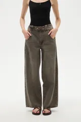 Pantalon de jean estilo baggy con tiro alto, de corte amplio y color gris con efecto desgastado.