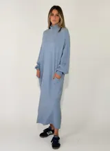 Vestido largo de punto, con cuello alto y mangas largas holgadas. Diseño de corte recto y estilo minimalista.
