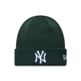 Gorro tipo beanie de punto color verde oscuro, con el logo de los New York Yankees bordado en blanco en el frente y logo de la marca en el lateral.