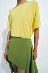 Top de punto fino color negro, de cuello redondo y mangas cortas holgadas.