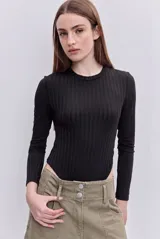 Body de manga larga negro, confeccionado en tejido elastizado con textura acanalada, cuello redondo y calce al cuerpo.