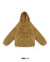 Canguro color marrón claro, con capucha y cordones ajustables, forrado con polar y reguladores en la cintura para ajustarlo.