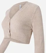 Cardigan cropped color beige, con escote en pico, abotonado delantero y mangas largas.