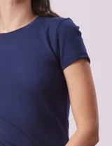 Remera color beige de rib, marca Tahari, con cuello redondo a la base y mangas cortas.