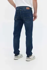 Jean straight de pierna recta y calce definido, color azul oscuro, con lavado sutil y diseño clásico de cinco bolsillos.