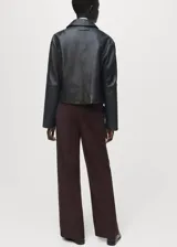 Pantalón de vestir de corte recto y tiro medio, con diseño de rayas laterales en contraste. Cuenta con cierre oculto de botón, gancho y cremallera, bolsillos laterales y bolsillo de ribete en la parte posterior.