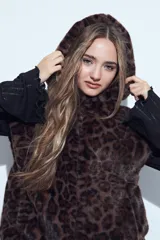 Chaleco de piel sintética con estampado animal print, diseño corto, corte relajado y capucha integrada.