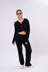 Pantalón tipo palazzo de tejido acanalado color negro, con tiro alto y corte relajado.