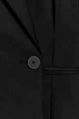 Blazer entallada de Zara, confeccionada en hilatura con lana. Presenta cuello solapa de muescas, manga larga con botones en puños, bolsillos de vivo en el delantero y cierre frontal cruzado con botones.
