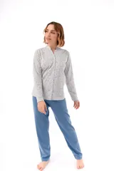 Pijama de dos piezas, compuesto por camisa de manga larga con cuello mao y botones, y pantalón largo. El conjunto es de color azul jean y tiene un estampado floral en tonos celeste y blanco.