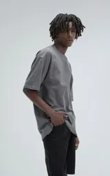 Remera de algodón premium color gris oscuro (concreto), corte extra oversize con hombros caídos y cuello redondo.