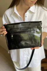 Sobre de mano color bordó en cuero charolado, con solapa frontal decorada con una piedra ágata natural engarzada. Incluye correa larga extraíble y cierre trasero.