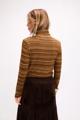 Remera de cuello alto y manga larga con diseño de rayas horizontales en tonos marrones y beige.