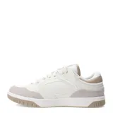 Championes urbanos Umbro modelo Shoot, color beige con detalles en blanco. Presentan un diseño de corte bajo con paneles superpuestos, puntera perforada para mayor ventilación y suela de goma plana con diseño texturizado.