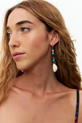 Caravanas colgantes con aro dorado, piedras de colores y dije de concha natural.