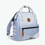 Mochila Cabaia modelo Adventurer Puerto Viejo, color celeste y blanco con detalles en marrón y plateado. Cuenta con sistema MOLLE, compartimento acolchado para tablet o PC, correa para sujetar a la maleta y tirantes acolchados antitranspirantes.