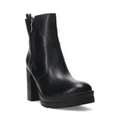 Bota de caña media confeccionada en cuero negro, con diseño minimalista, cierre lateral y suela con plataforma y taco cuadrado.