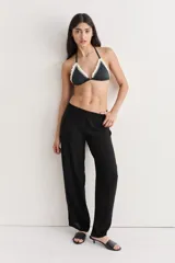 Pantalón de fibrana con estampado abstracto en tonos celestes, blancos y grises. Corte recto y holgado.