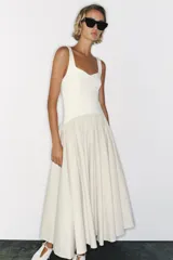 Vestido midi combinado con cuerpo ajustado de escote corazón, tirantes anchos y falda amplia de corte evasé en contraste.