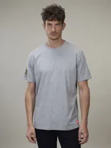 Remera gris de algodón con cuello redondo y manga corta.