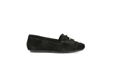 Mocasín de gamuza color negro con detalle de flecos y lazo frontal con herrajes metálicos dorados. Cuenta con interior forrado en cuero y suela de goma flexible.
