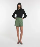 Short verde militar de viscosa con cintura alta, trabillas y pespuntes en color crudo.