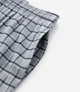 Pantalón de pijama masculino de franela con estampado de cuadros grises y negros, cintura elástica y lazo ajustable.
