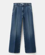 Jeans de tiro medio y corte wide leg, confeccionados en denim de algodón azul oscuro con lavado uniforme. Presentan cierre frontal con botón y cremallera, bolsillos laterales y traseros, y trabillas para cinturón.