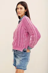 Sweater de tejido de punto con efecto acid wash, cuello redondo, mangas largas y diseño con trenzas y ribetes elásticos en puños y dobladillo.