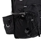 Mochila New Balance negra de 15 litros con funda interior para bolsa de hidratación.