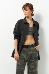 Top corto blanco de manga corta con escote cuadrado.