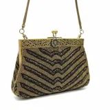 Bolso de mano tipo sobre con diseño vintage, bordado artesanalmente con mostacillas en tonos dorado y negro formando un patrón de líneas en zigzag. Cuenta con una boquilla metálica dorada con detalles florales grabados y una cadena fina a tono para llevar al hombro.