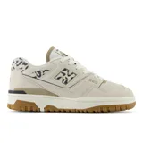 Championes New Balance 550 color crema con detalles en animal print.