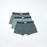 Pack de tres boxers de algodón elástico en tonos de verde y gris, con cinturilla elástica azul marino.