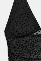Top halter de tejido semitransparente con estampado de lunares plumeti, escote en pico y detalle de frunces en los laterales.