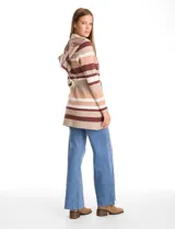 Cardigan de punto con capucha, diseño a rayas horizontales en tonos beige, crema y bordó. Presenta cierre frontal con lazo ajustable en la cintura, bolsillos aplicados y mangas largas.